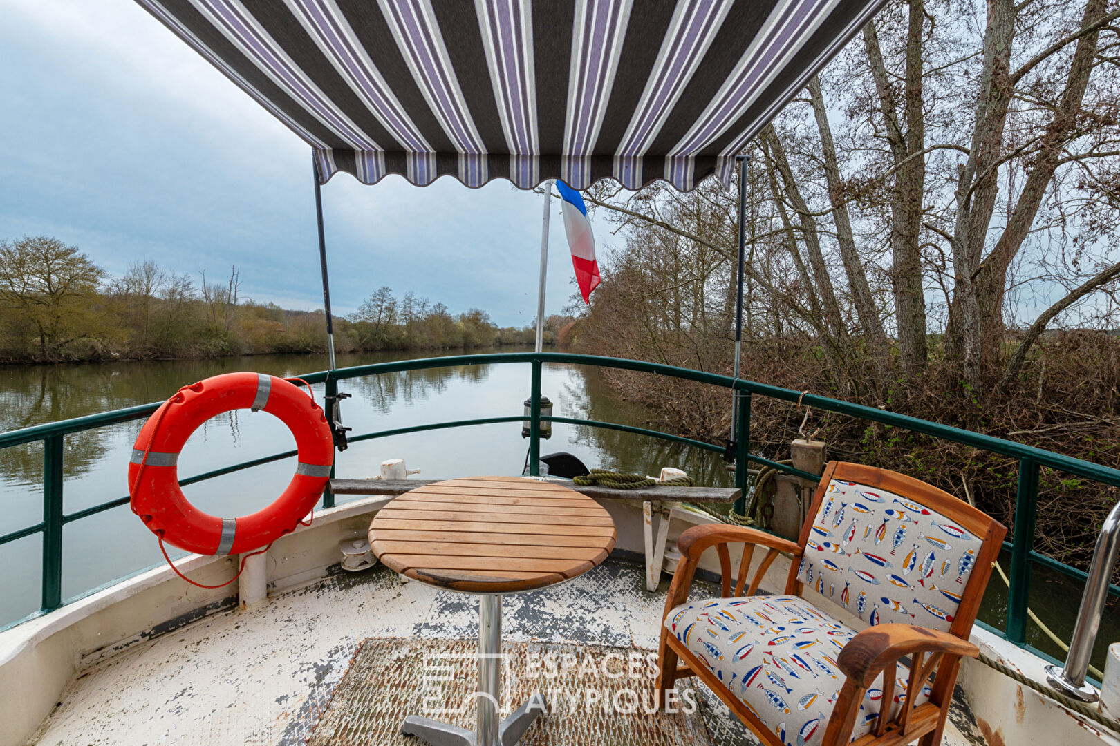 Photo Péniche hollandaise rénovée : une expérience unique entre charme et confort image 1/6