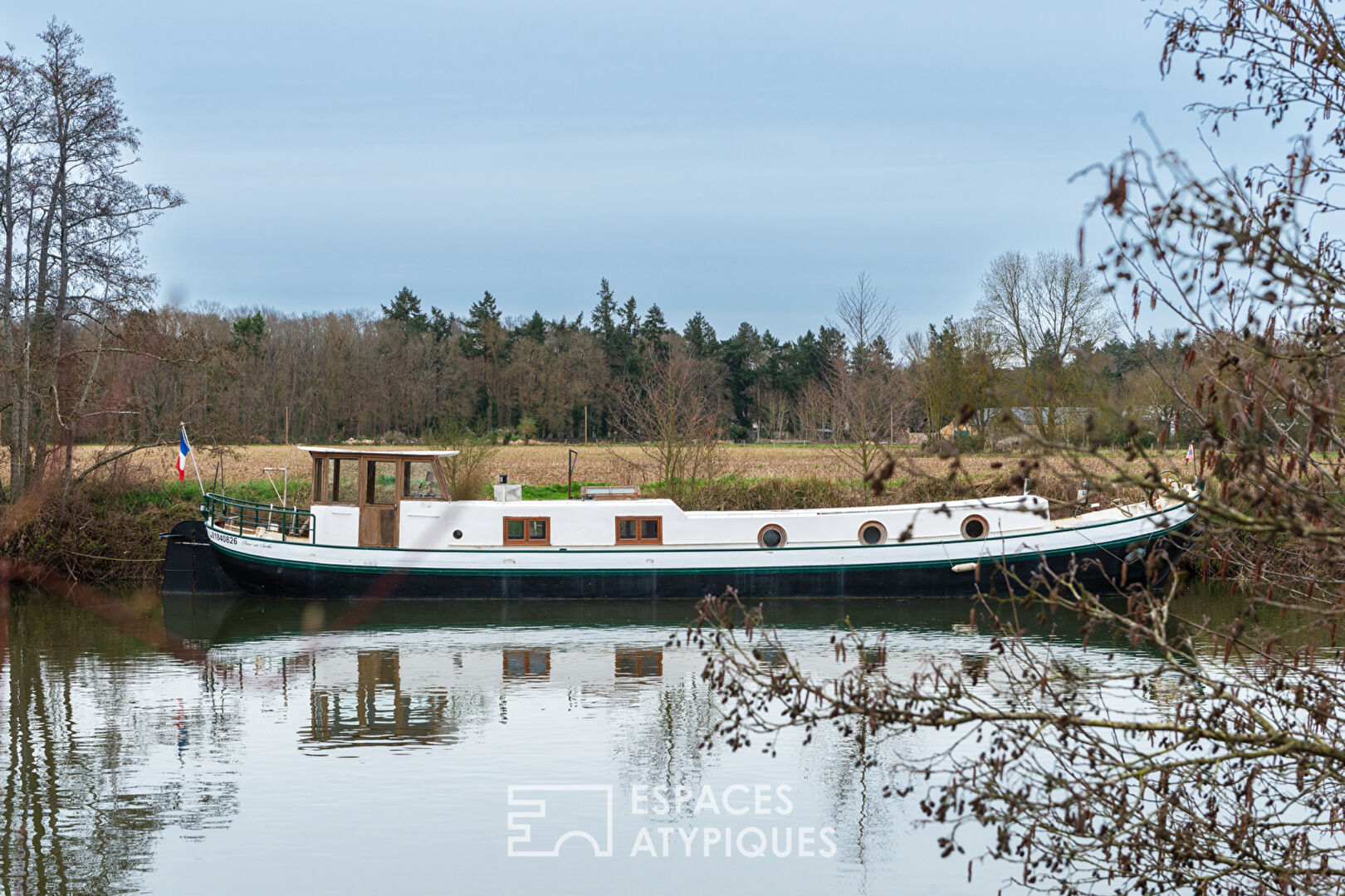 Photo Péniche hollandaise rénovée : une expérience unique entre charme et confort image 2/6