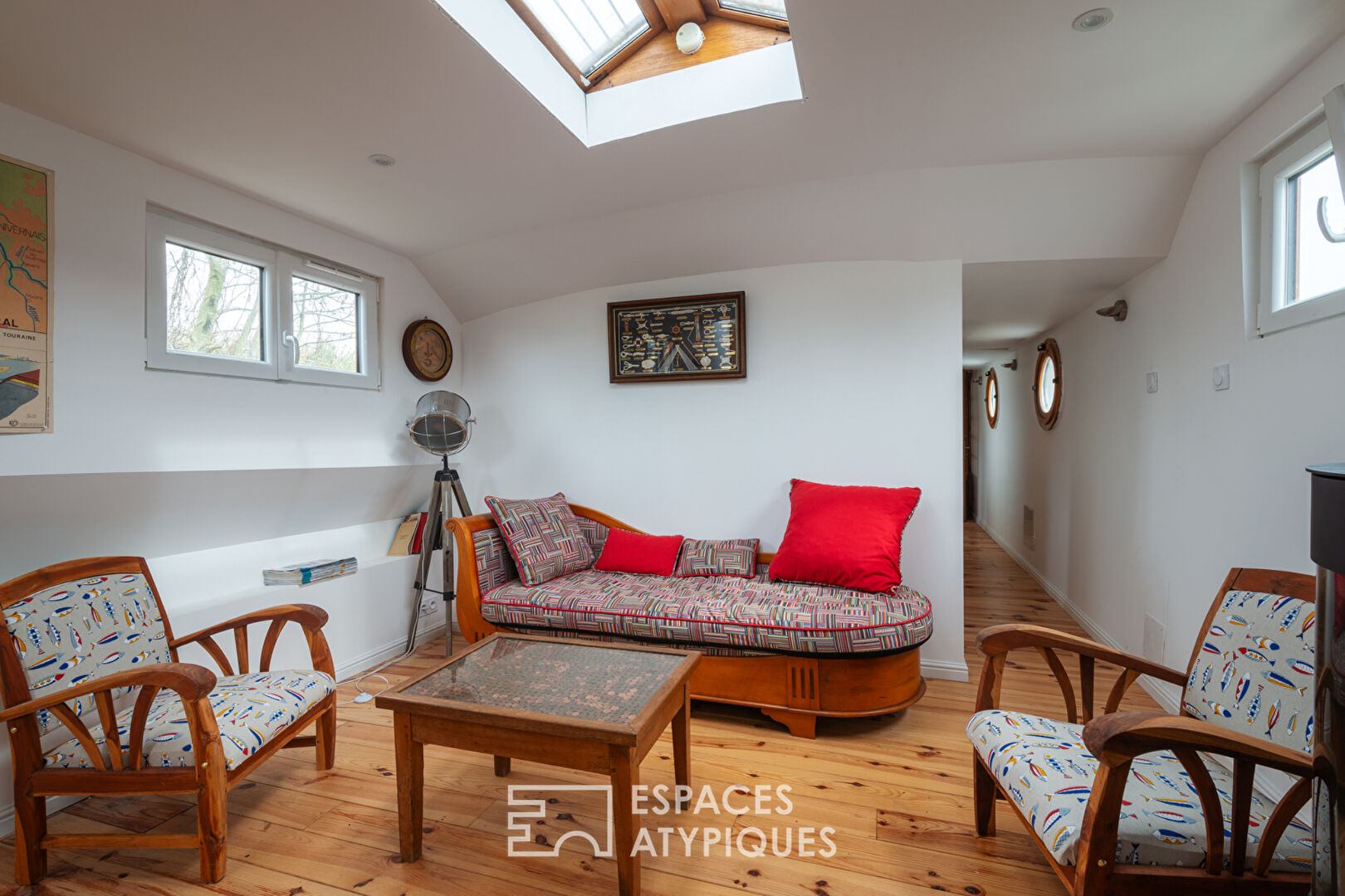 Photo Péniche hollandaise rénovée : une expérience unique entre charme et confort image 3/6