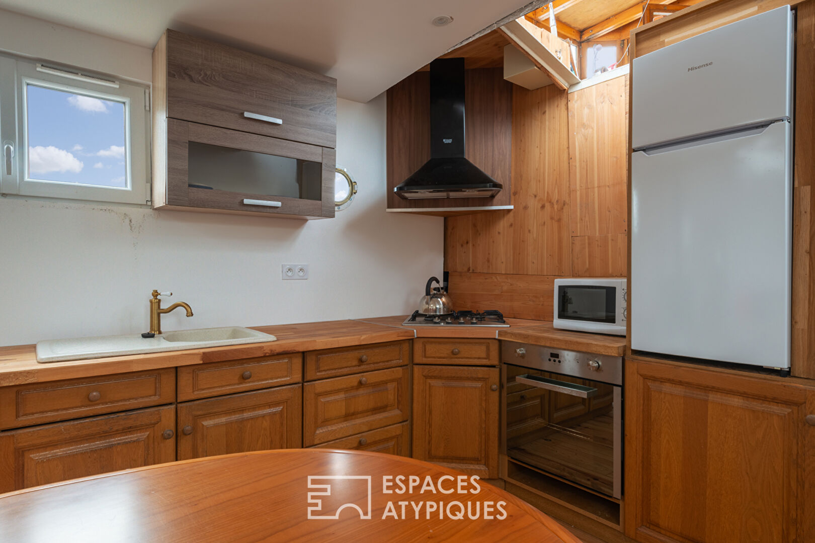 Photo Péniche hollandaise rénovée : une expérience unique entre charme et confort image 5/6