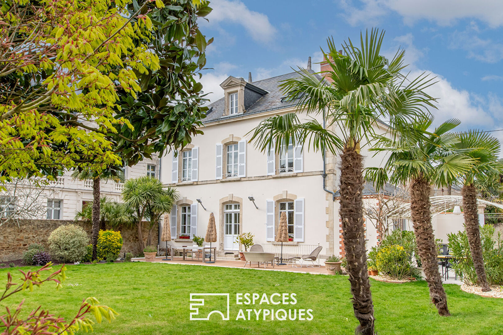 Photo Hôtel particulier avec piscine et dépendances image 2/6