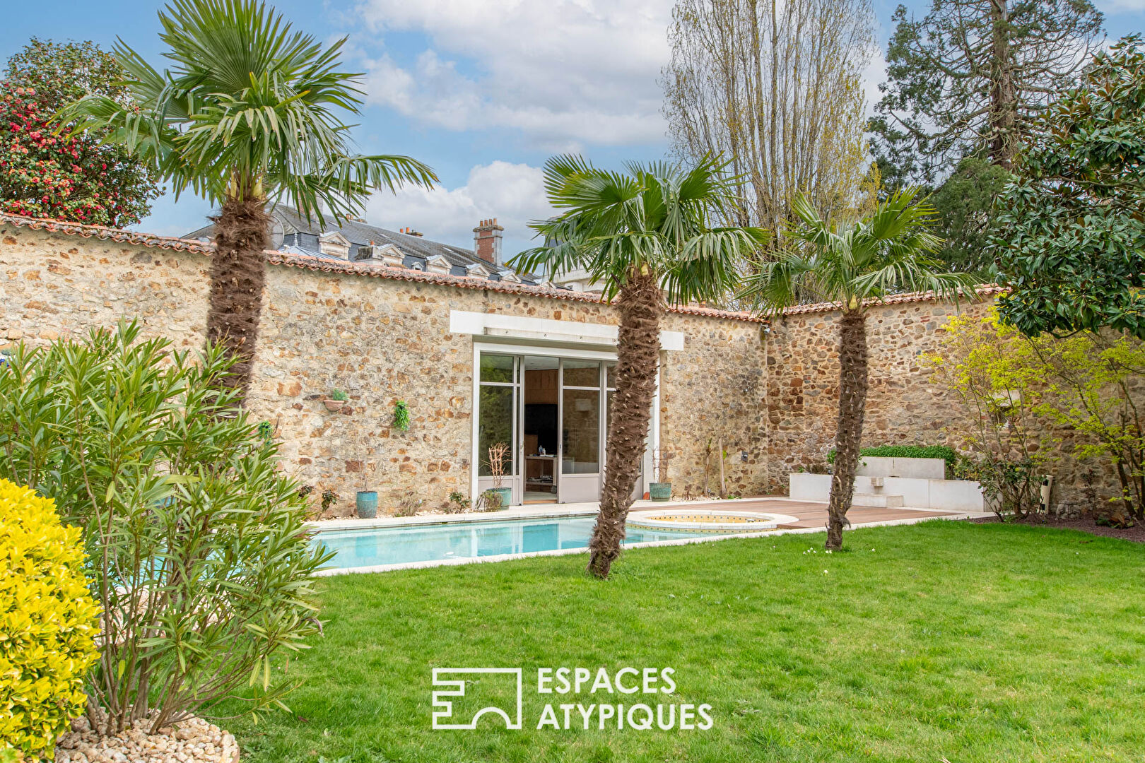 Photo Hôtel particulier avec piscine et dépendances image 6/6