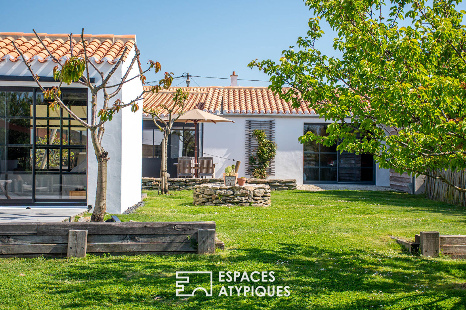 Une signature architecturale au bord de l'océan, avec jacuzzi et terrasses