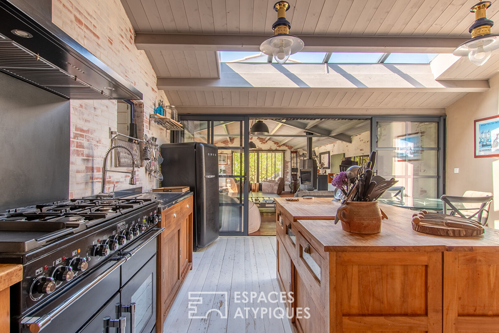 Photo Une signature architecturale au bord de l'océan, avec jacuzzi et terrasses image 2/6