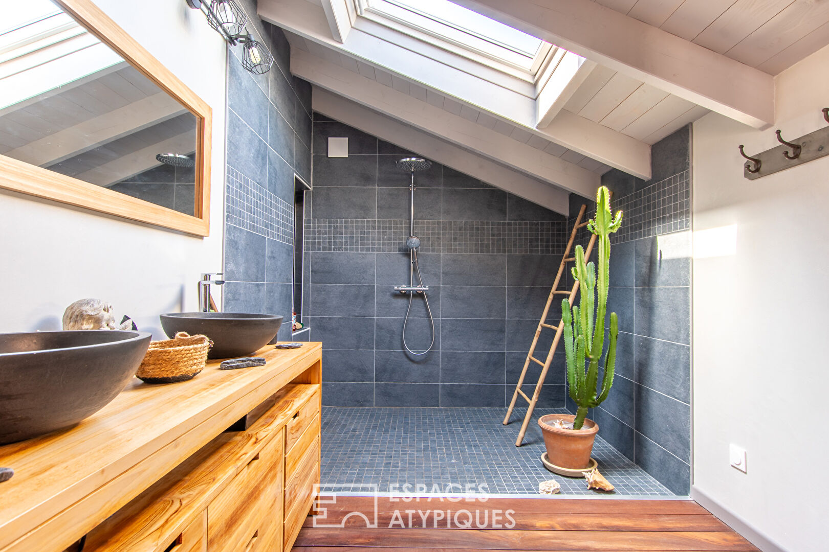 Photo Une signature architecturale au bord de l'océan, avec jacuzzi et terrasses image 5/6
