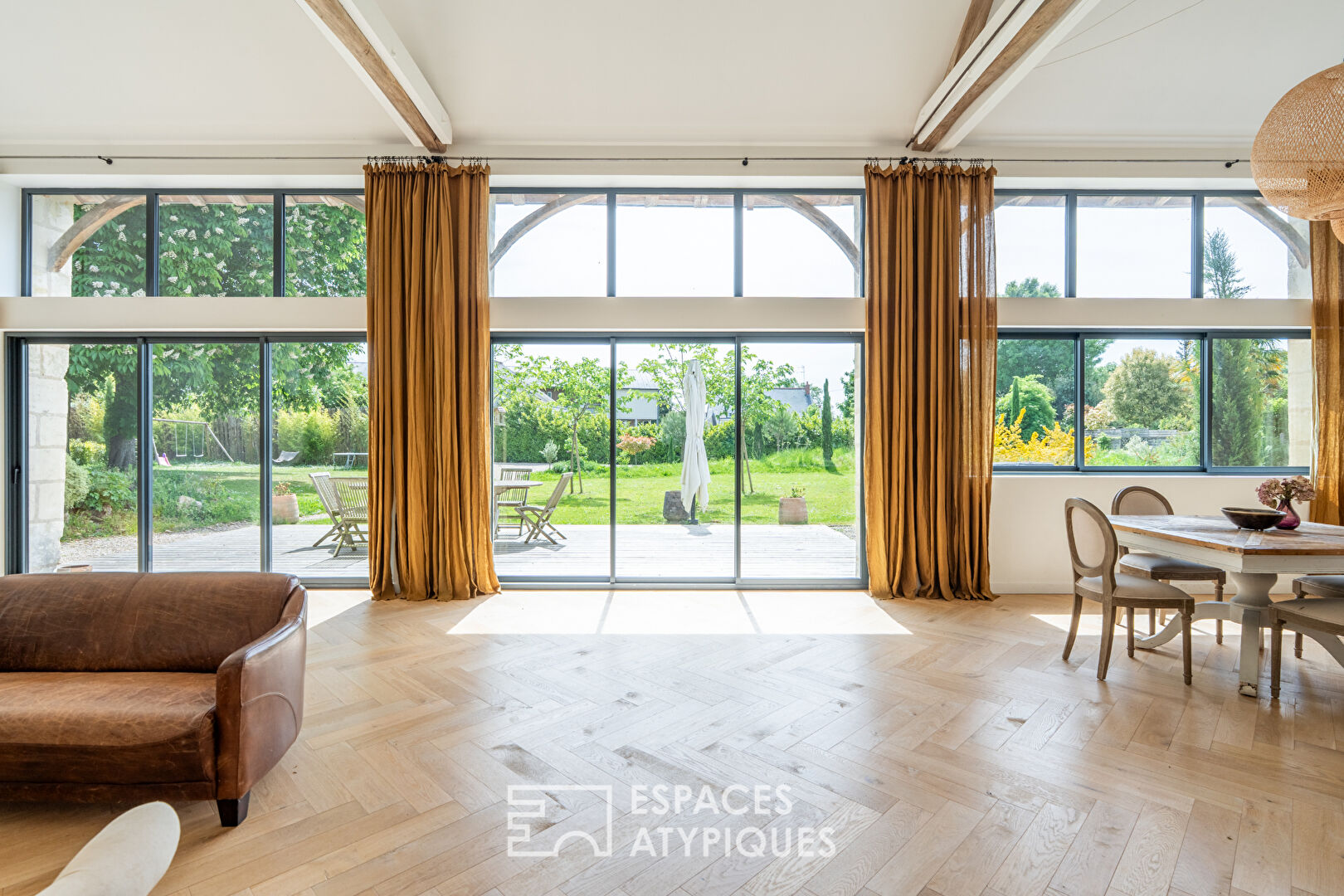 Photo Élégante demeure rénovée avec vaste grange aménagée image 2/6