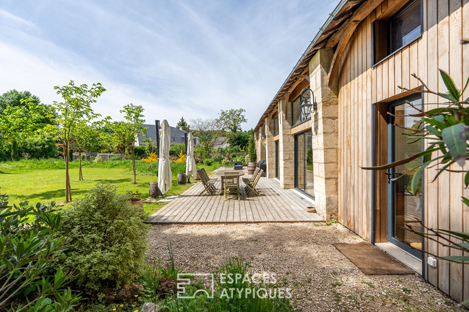 Photo Élégante demeure rénovée avec vaste grange aménagée image 3/6