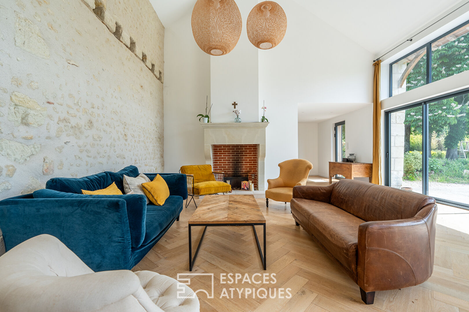 Photo Élégante demeure rénovée avec vaste grange aménagée image 4/6