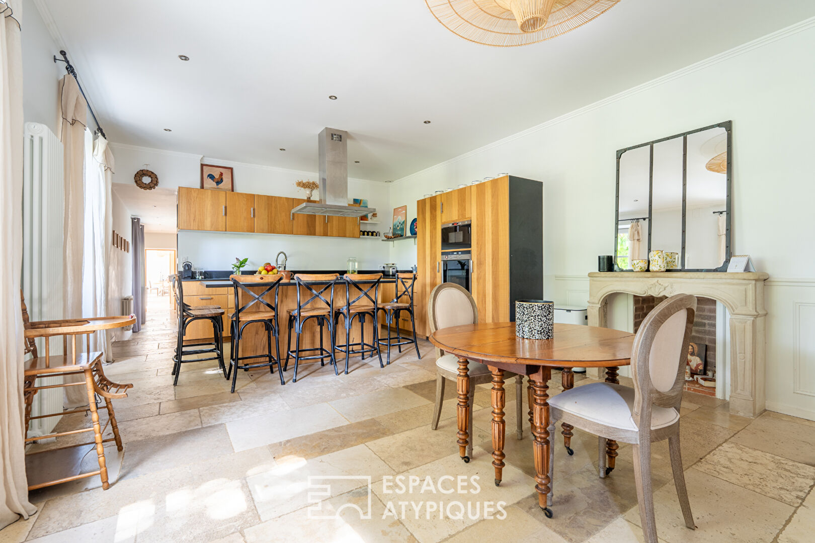 Photo Élégante demeure rénovée avec vaste grange aménagée image 5/6