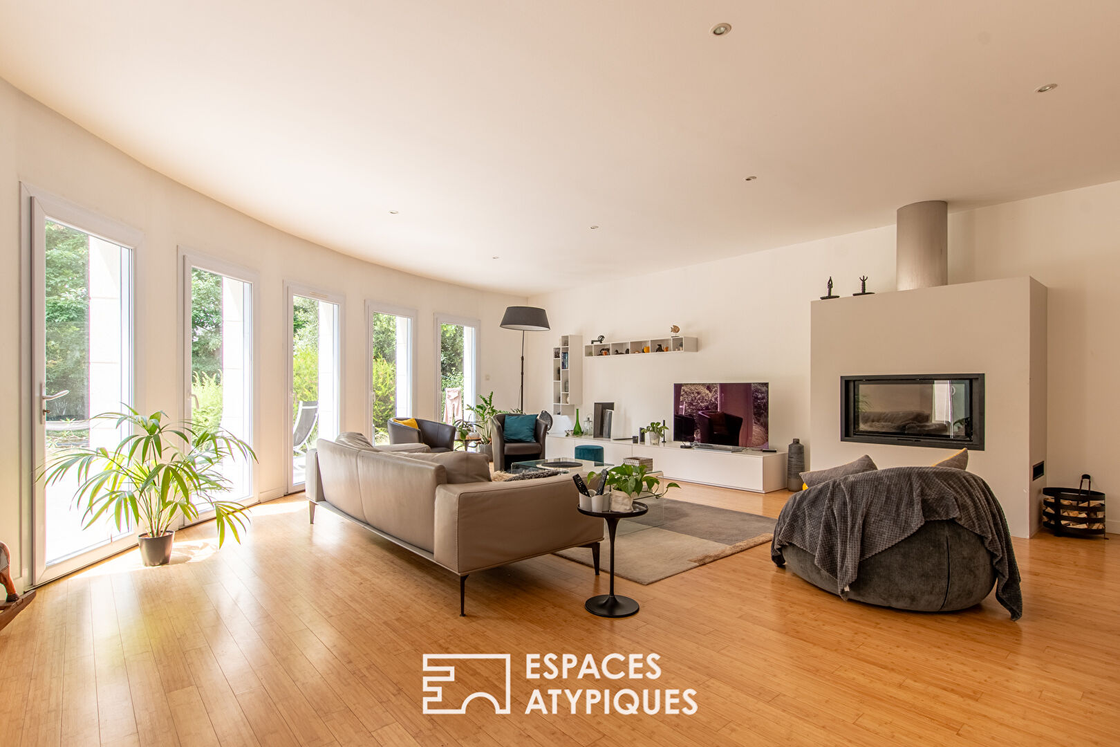 Maison contemporaine au coeur d'un écrin boisé