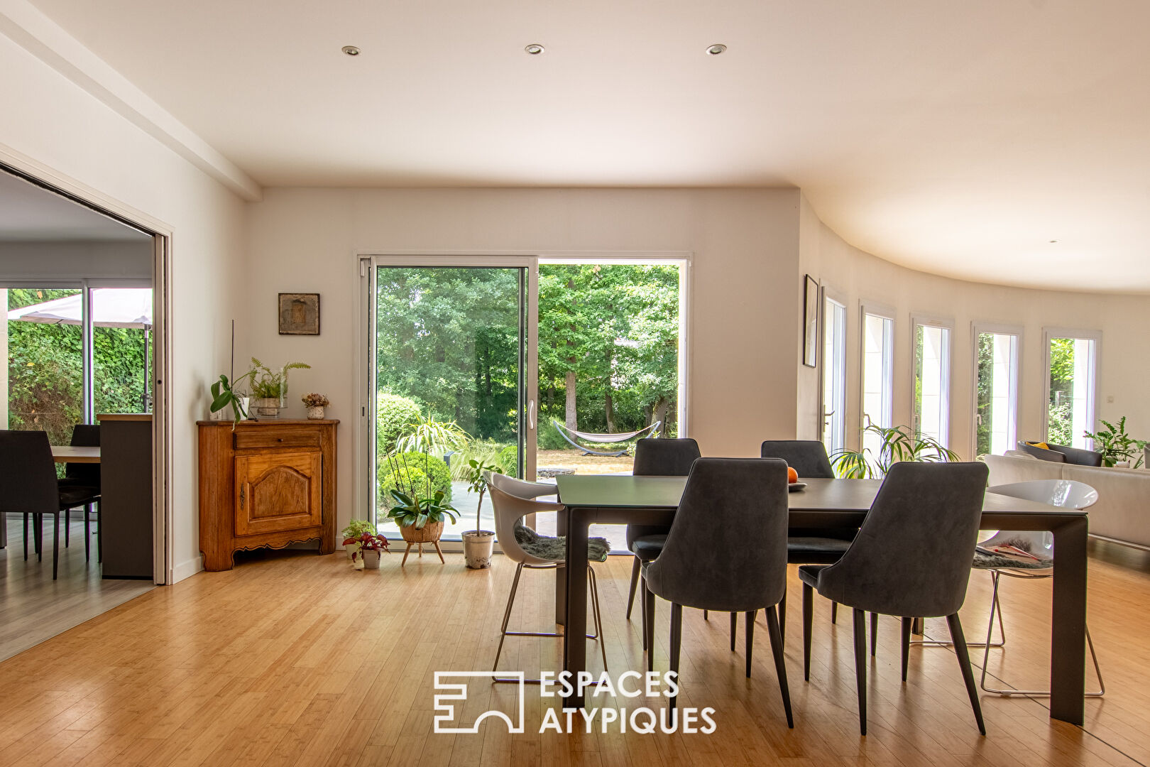 Photo Maison contemporaine au coeur d'un écrin boisé image 2/6