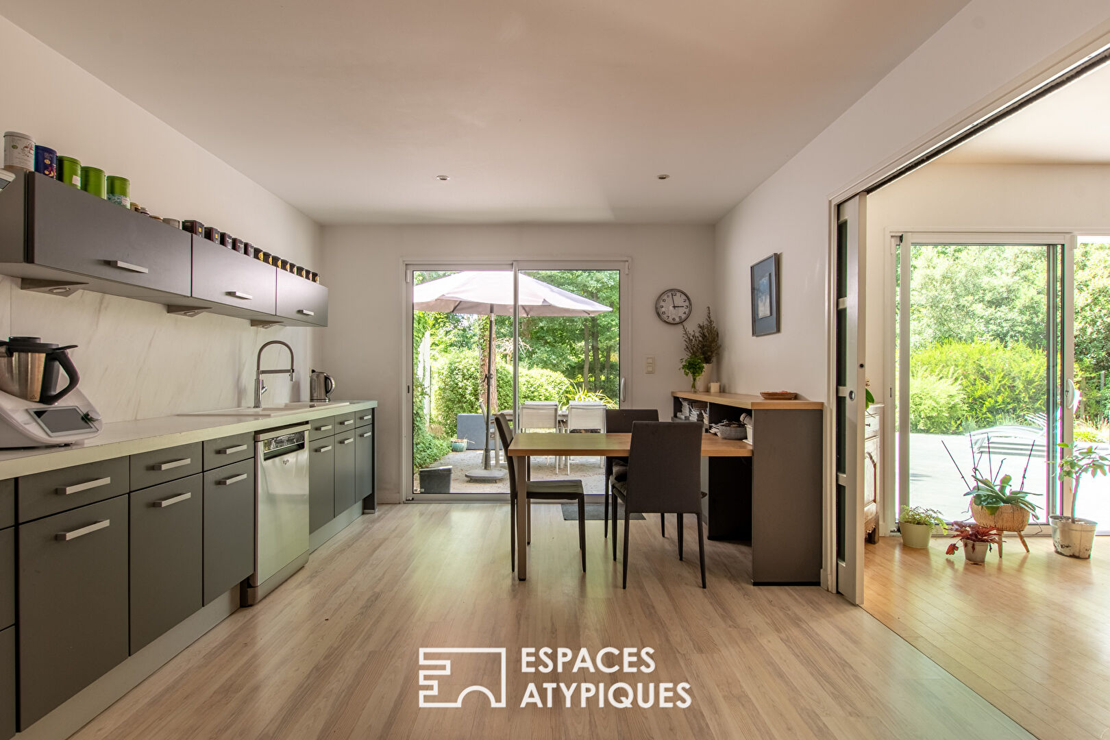 Photo Maison contemporaine au coeur d'un écrin boisé image 3/6