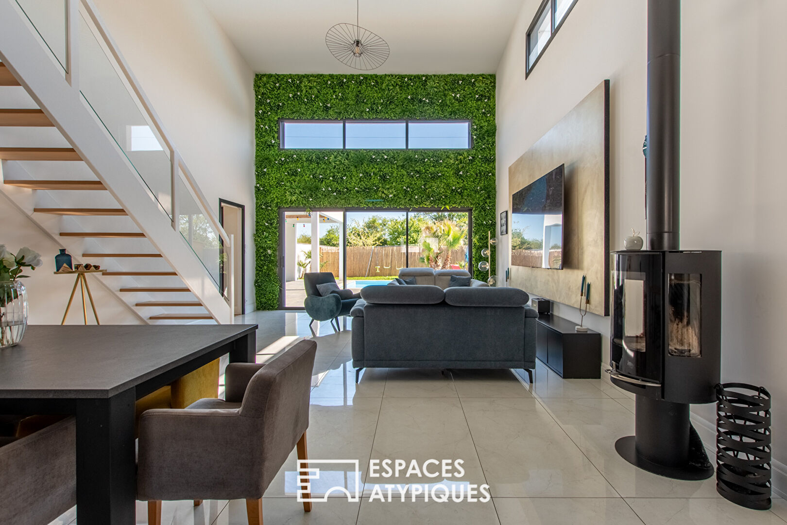 Photo Lumineuse Maison Contemporaine et sa Piscine image 2/6