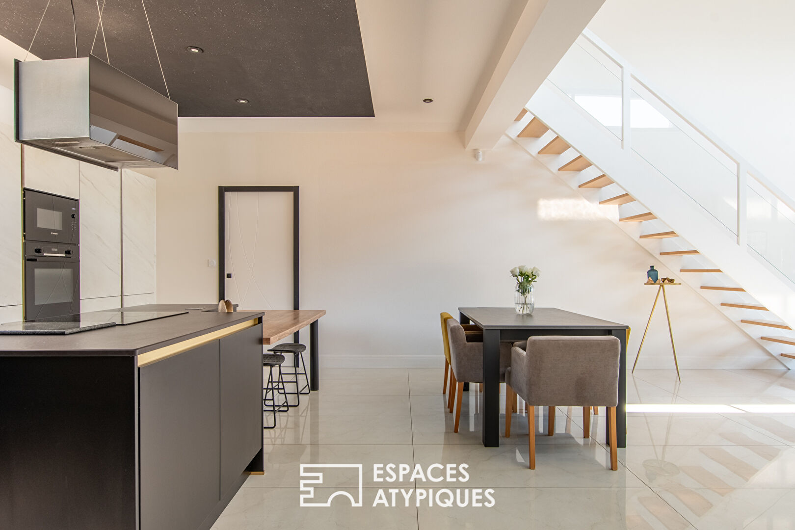 Photo Lumineuse Maison Contemporaine et sa Piscine image 6/6