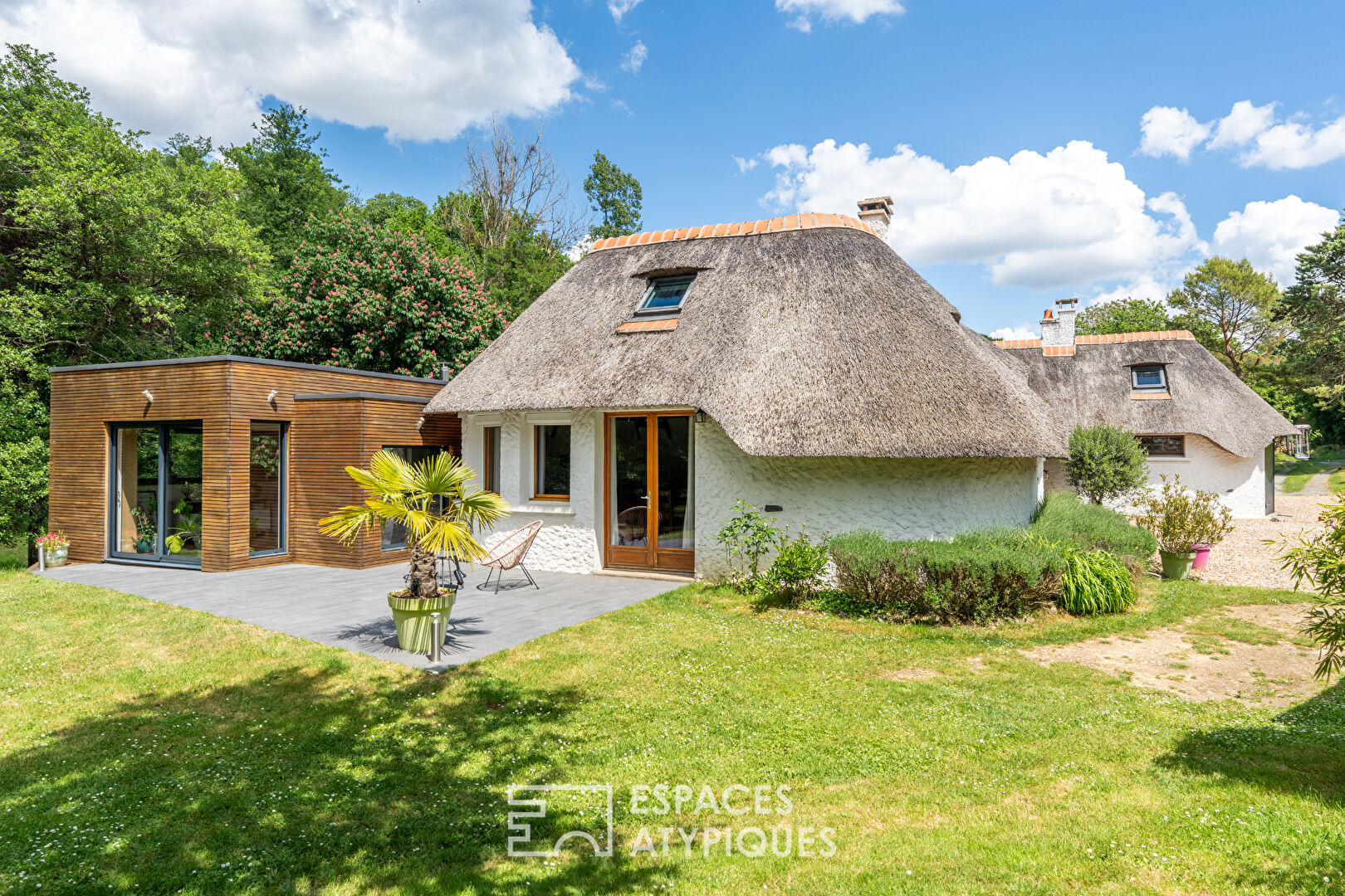 Chaumière avec extension contemporaine et piscine dans un cadre naturel d'exception