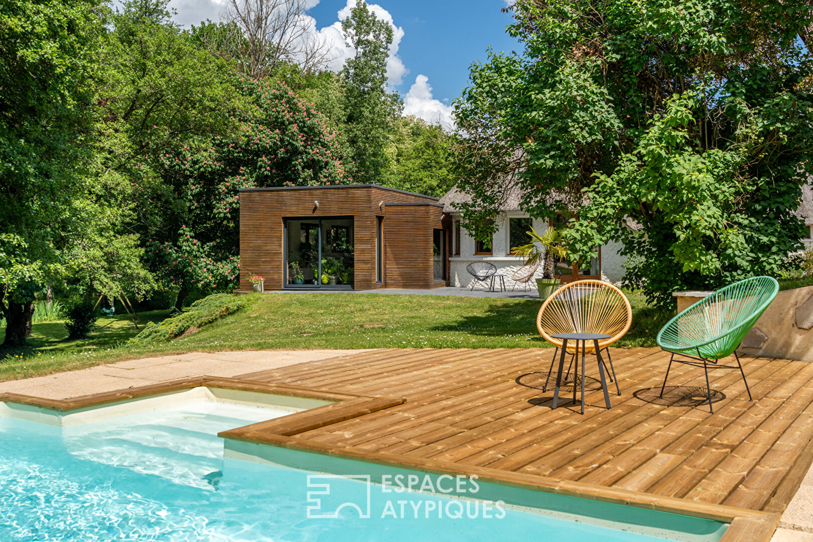 Photo Chaumière avec extension contemporaine et piscine dans un cadre naturel d'exception image 2/6
