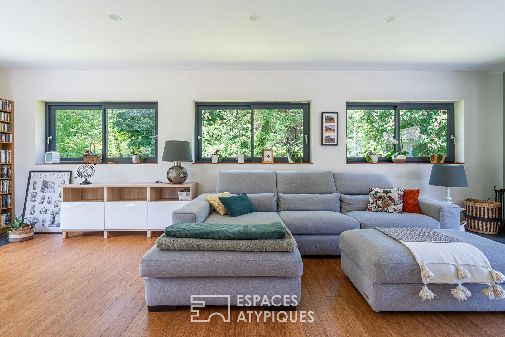 Photo Chaumière avec extension contemporaine et piscine dans un cadre naturel d'exception image 3/6