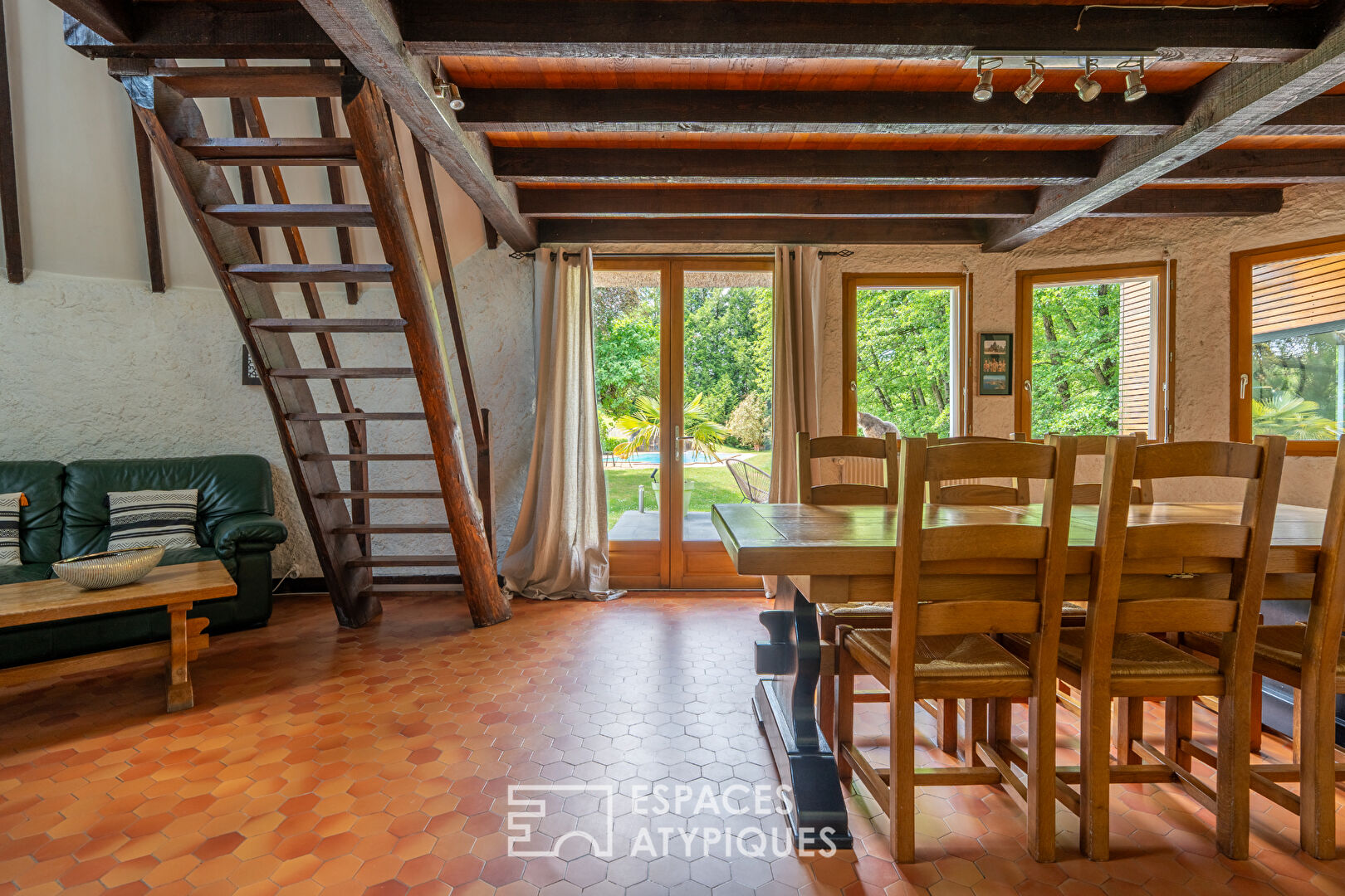 Photo Chaumière avec extension contemporaine et piscine dans un cadre naturel d'exception image 4/6