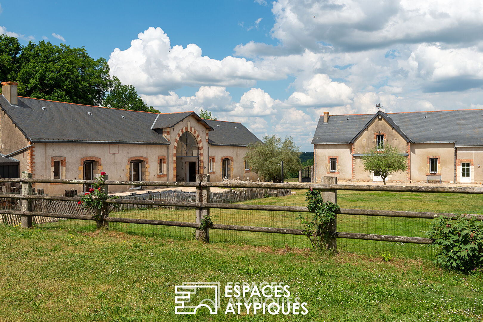 Ancien corps de ferme rénové avec gîte et dépendances