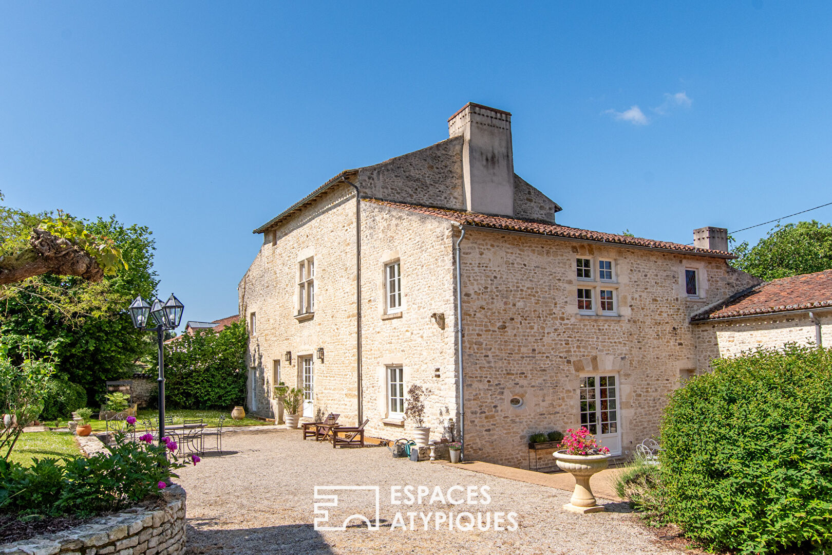 Maison seigneuriale rénovée et son jardin intimiste