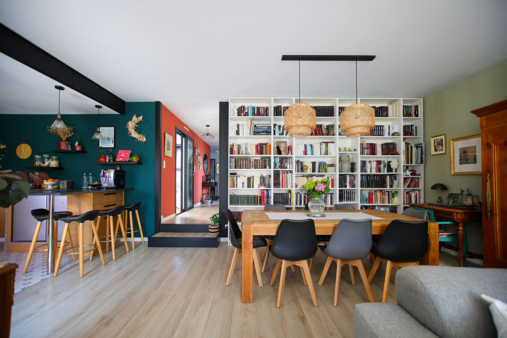 Photo Maison contemporaine avec jardin arboré image 3/6