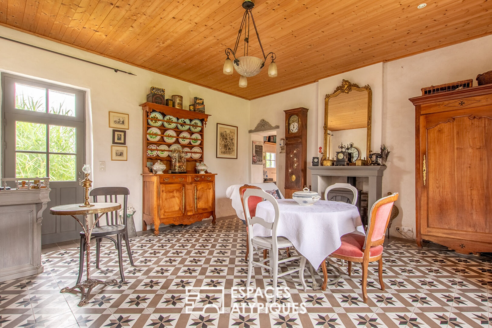 Photo Élégante maison avec bourrine au fil des marais image 2/6
