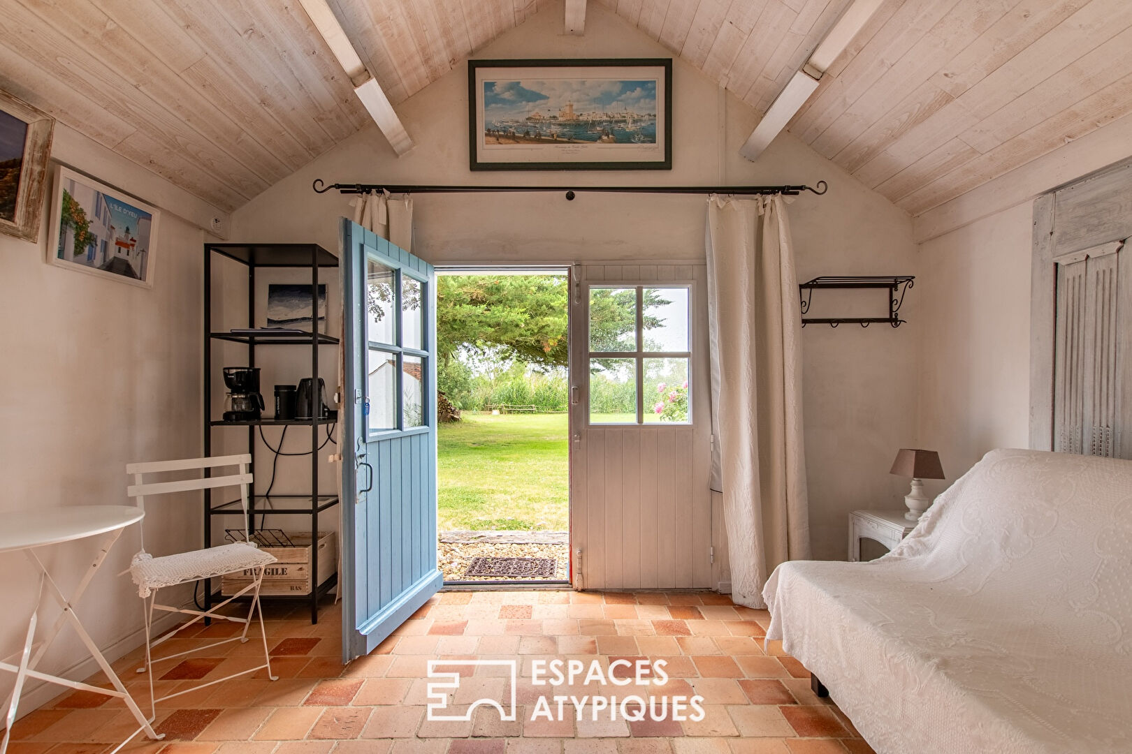 Photo Élégante maison avec bourrine au fil des marais image 5/6