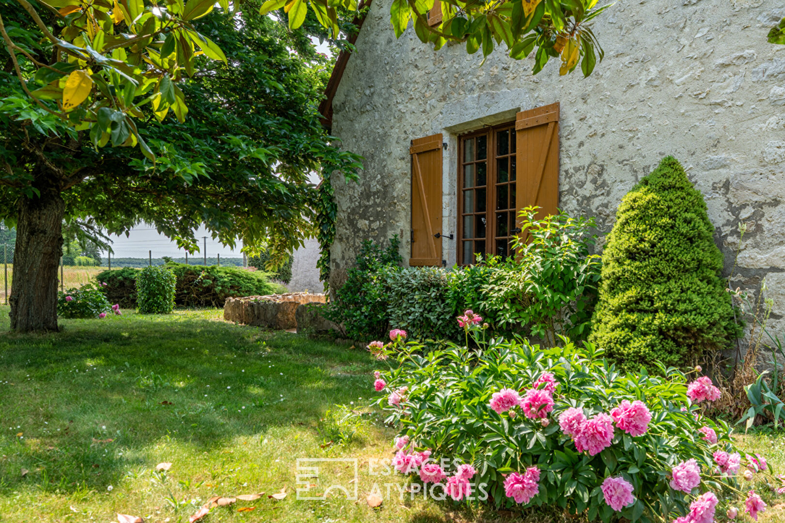 Maison de campagne avec terrain arboré et dépendances