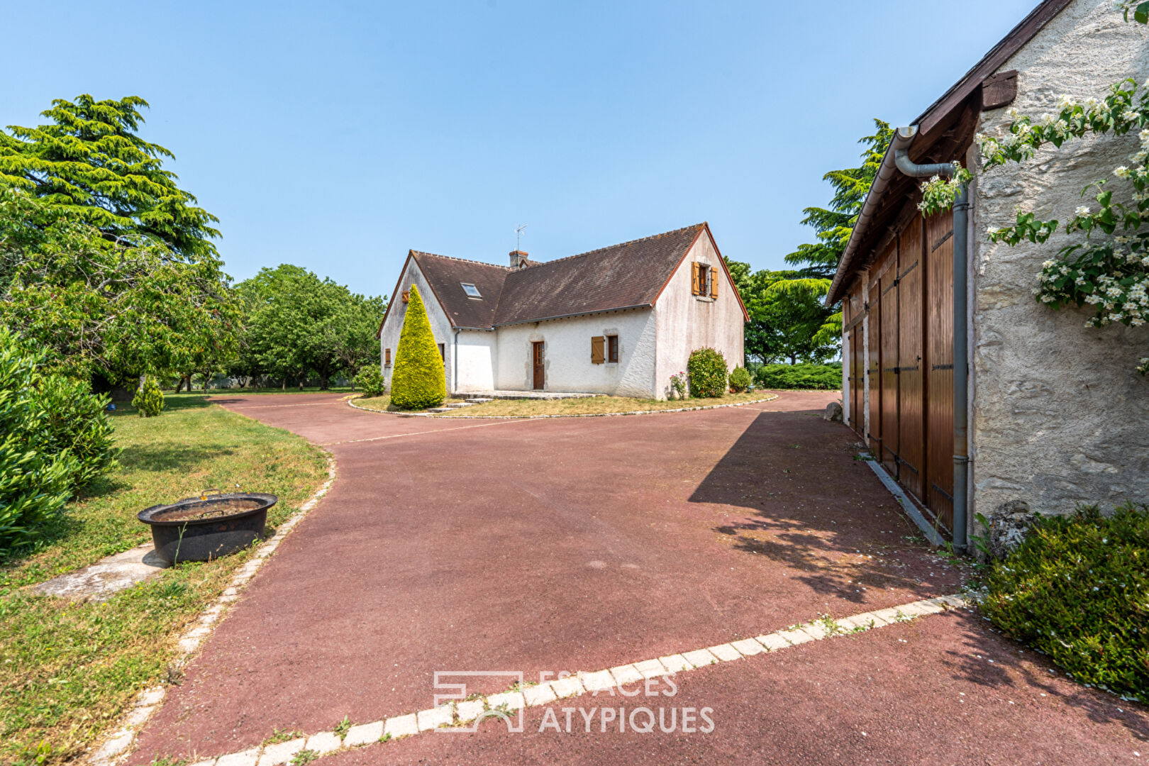 Photo Maison de campagne avec terrain arboré et dépendances image 6/6