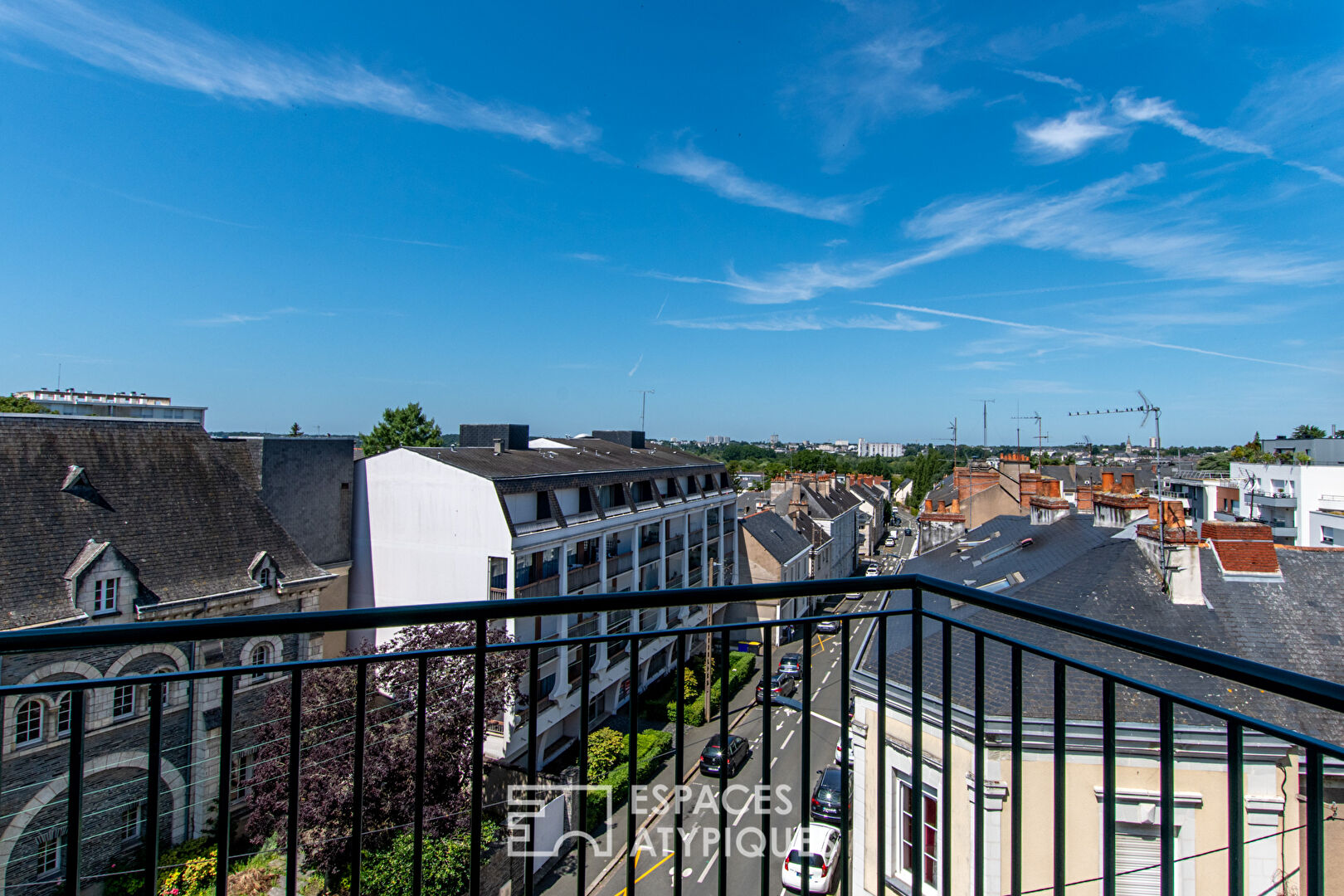 Grand appartement avec vue, à 300m de la Place de la Visitation.