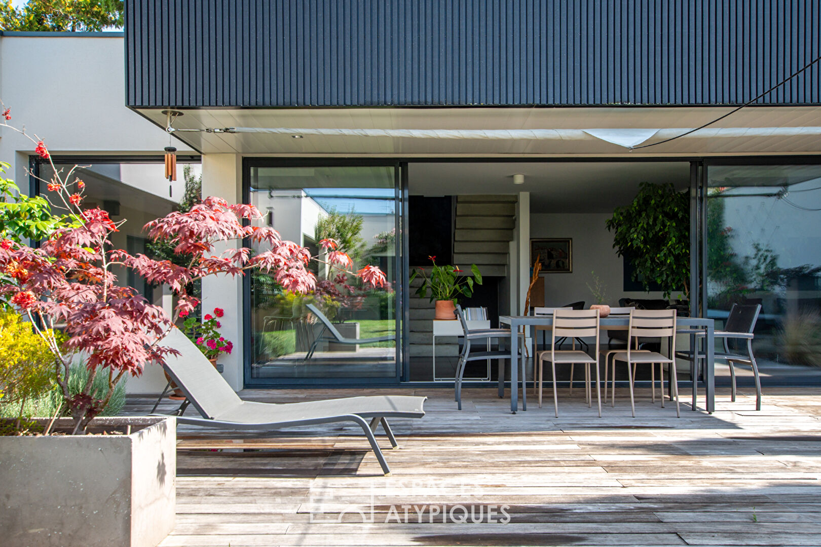 Photo Discrète maison d'architecte avec piscine image 1/6