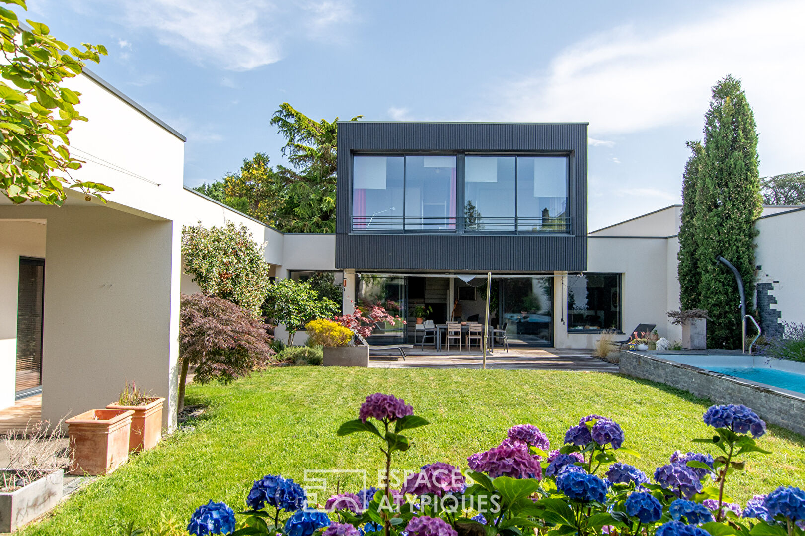 Discrète maison d'architecte avec piscine