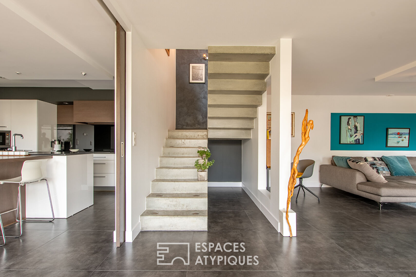 Photo Discrète maison d'architecte avec piscine image 3/6