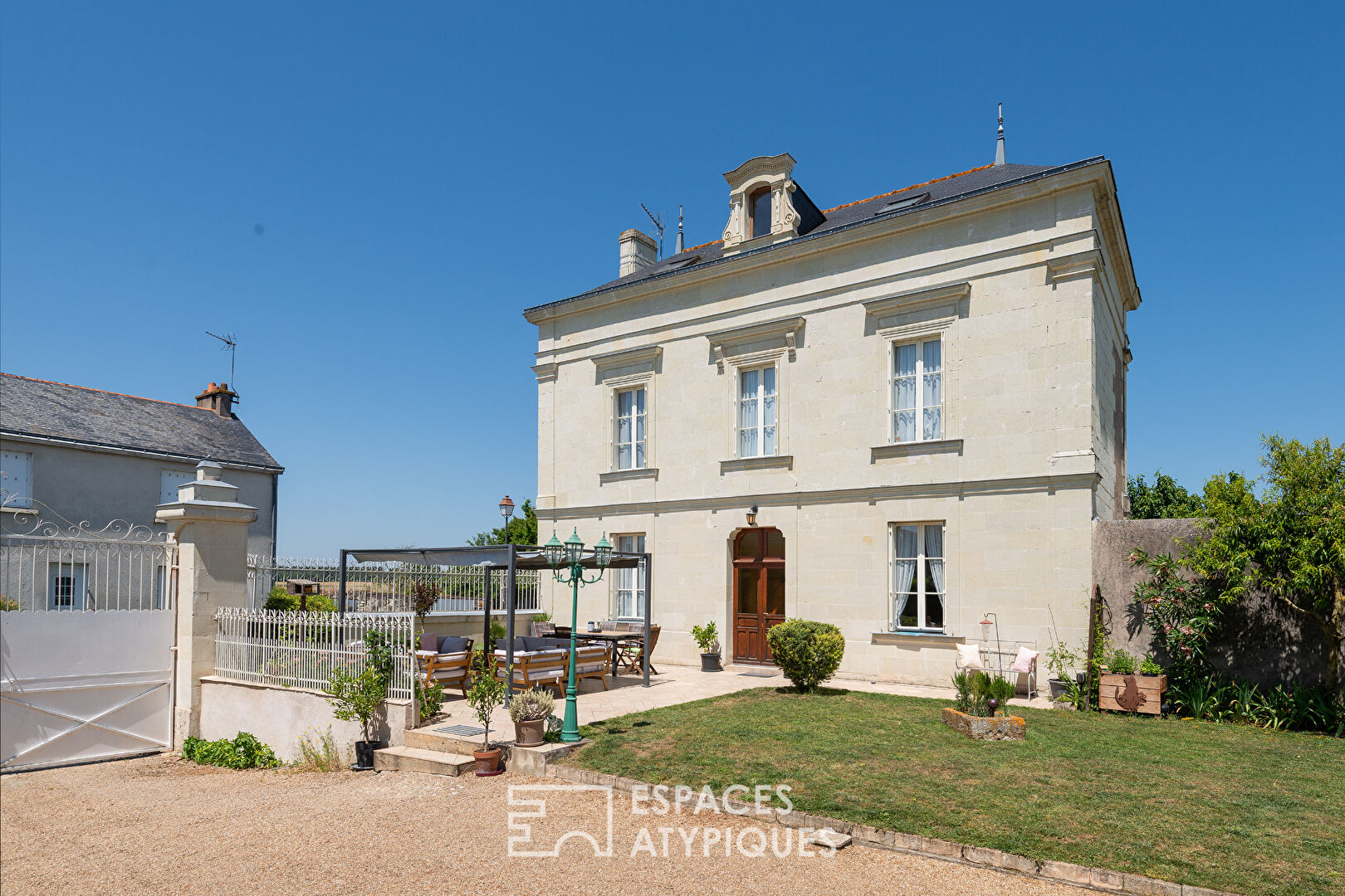 Photo Maison de Maître et dépendances, entre bourg et campagne. image 2/6