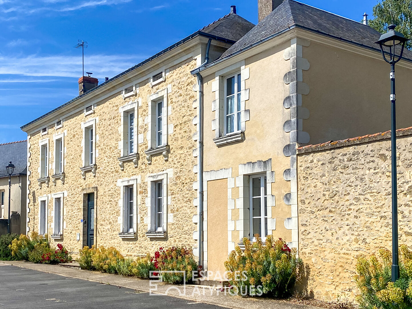 Photo Elégante demeure avec dépendances image 1/6