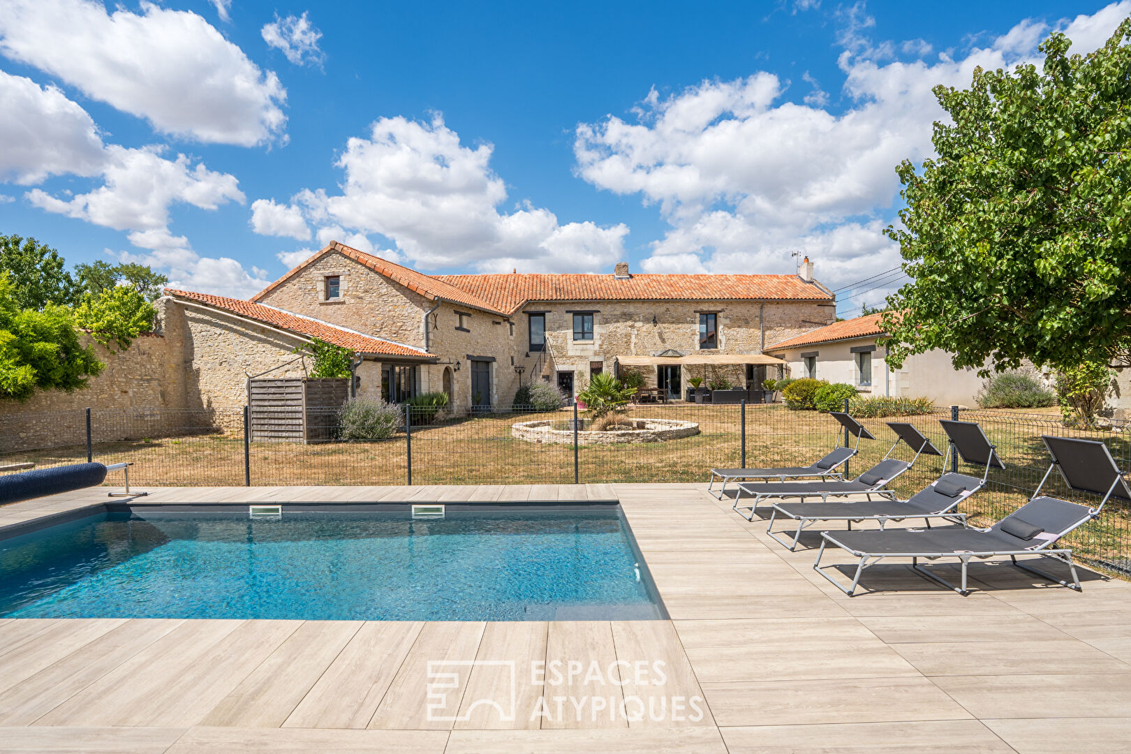 Ancienne ferme rénovée à l'esprit provençal