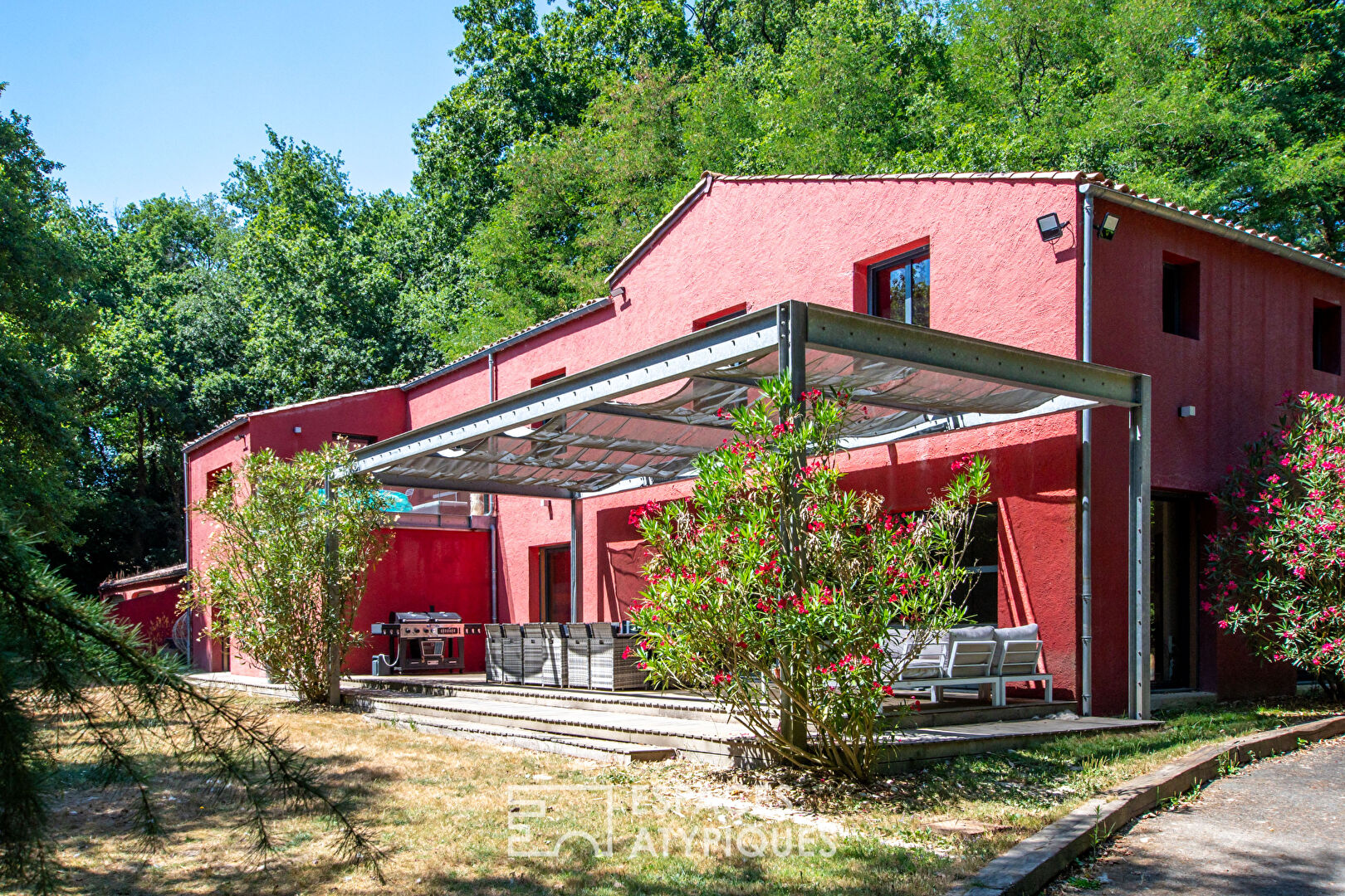 Photo Propriété contemporaine haut de gamme dans un écrin de verdure image 1/6