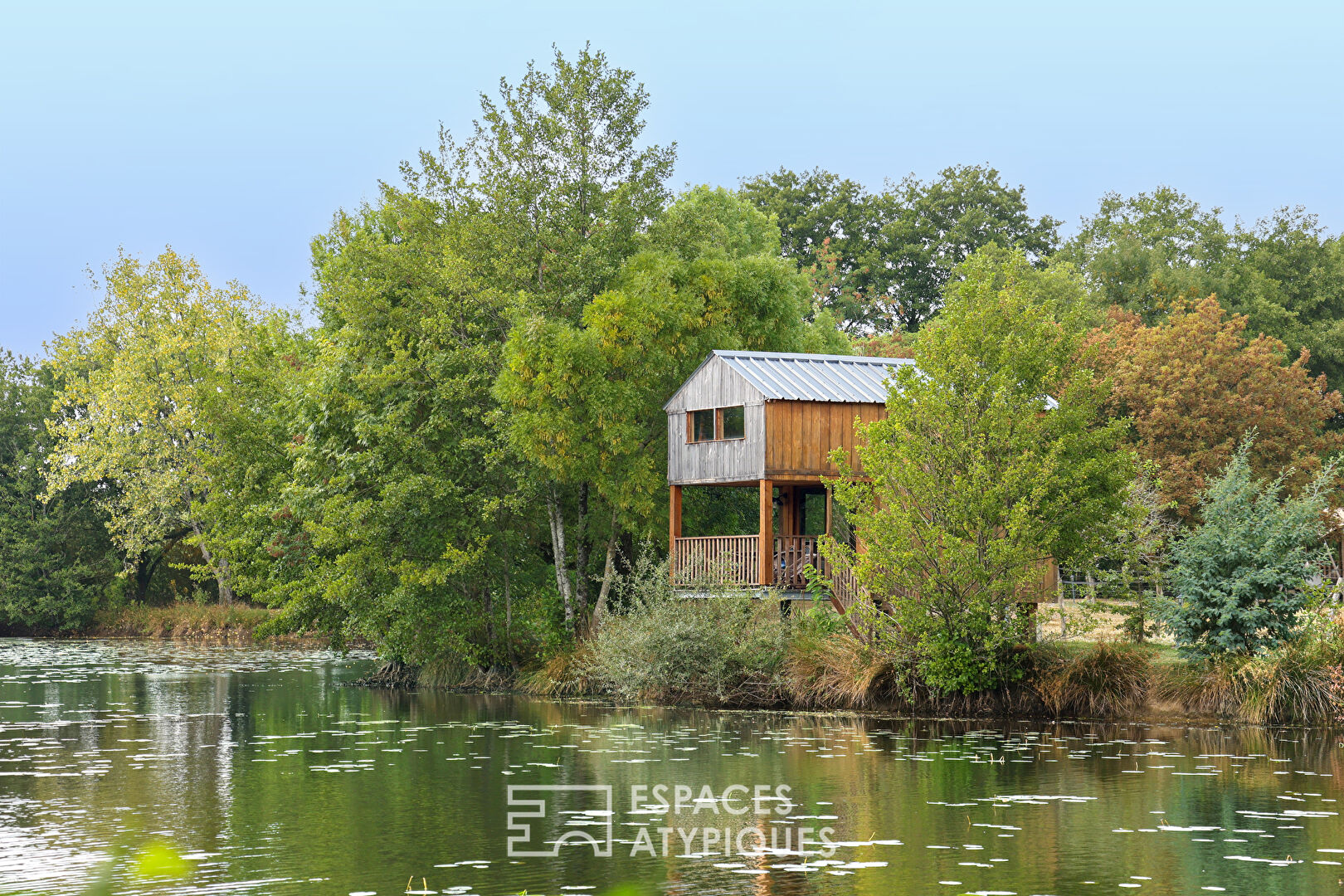 Photo Propriété en pierre avec installations équestres, logements insolites et Spa image 1/6