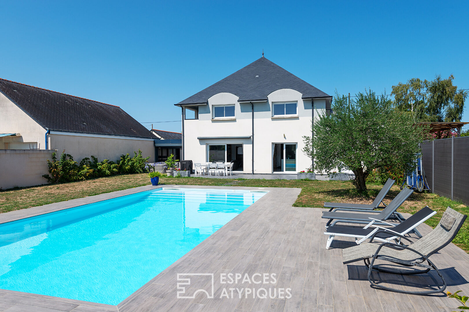 Photo Maison contemporaine avec piscine et jardin image 1/6