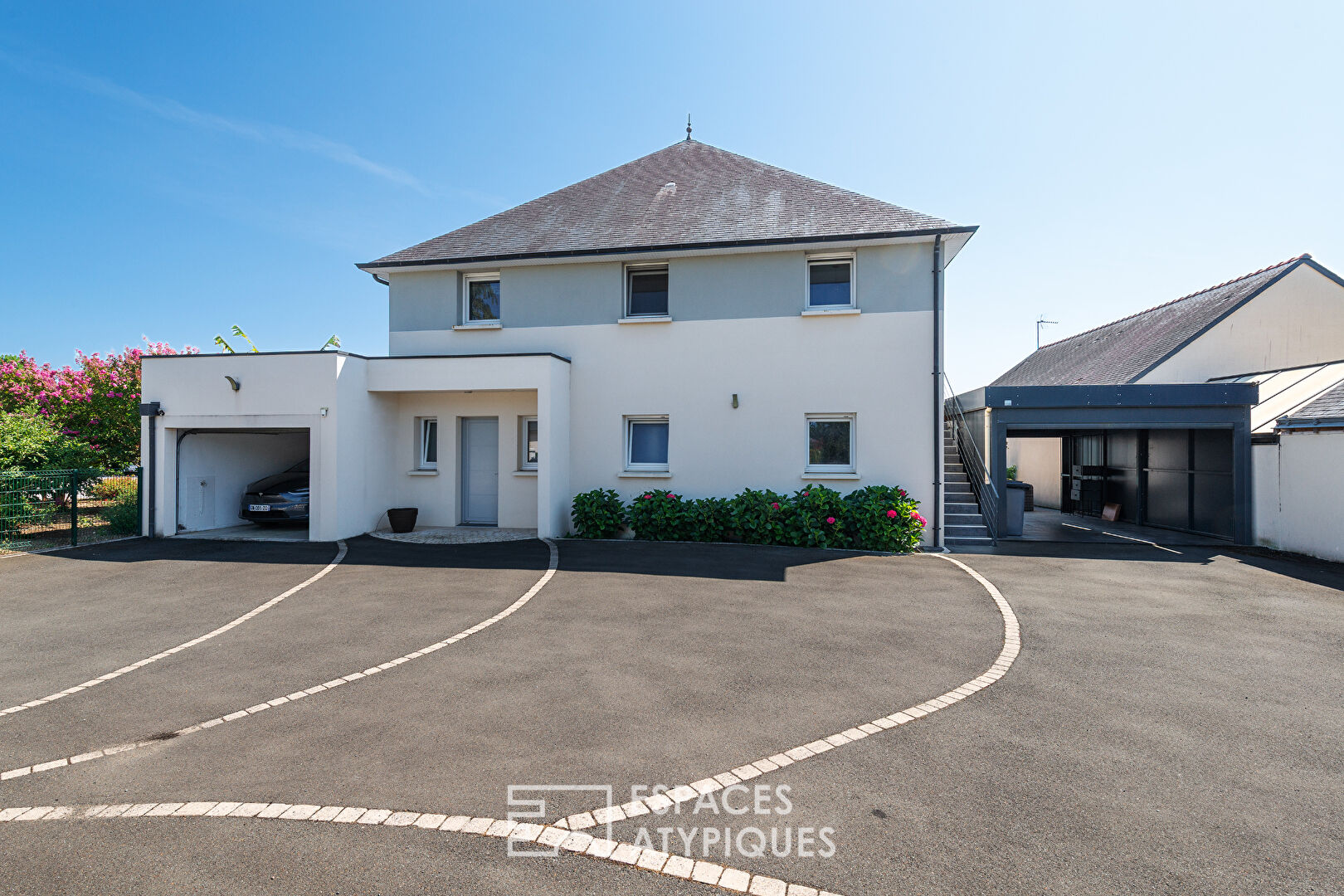Photo Maison contemporaine avec piscine et jardin image 2/6