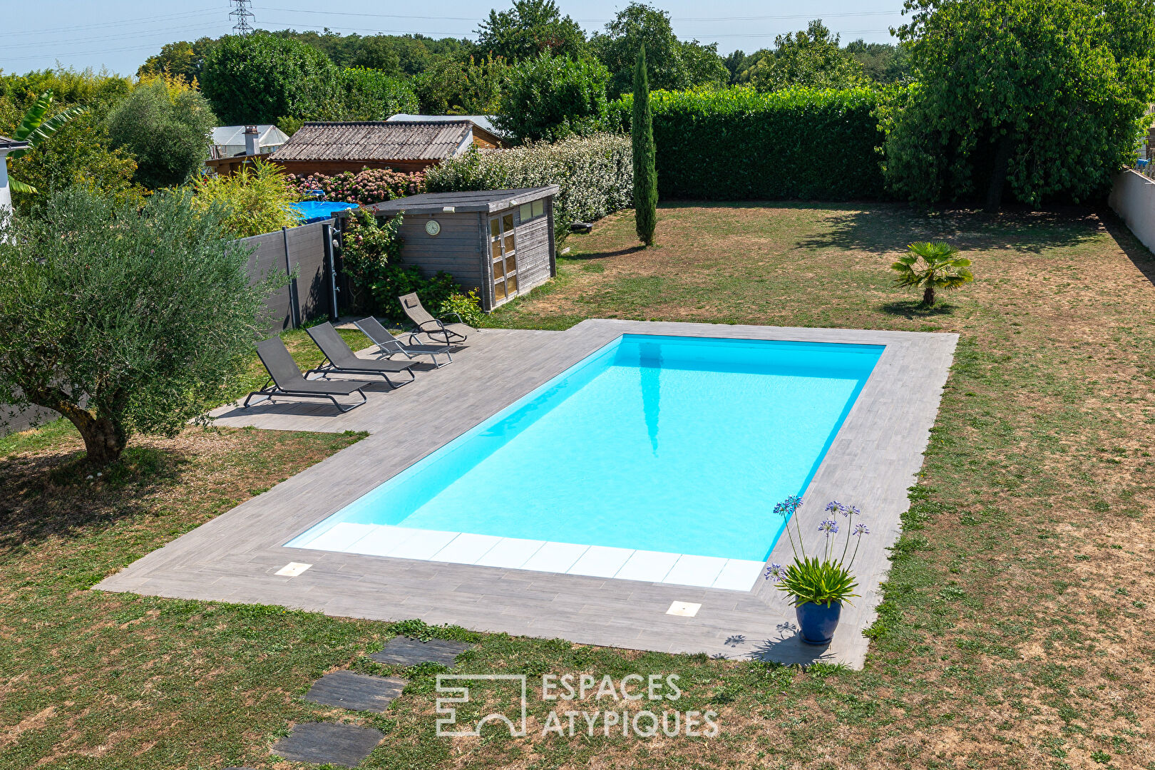 Photo Maison contemporaine avec piscine et jardin image 3/6