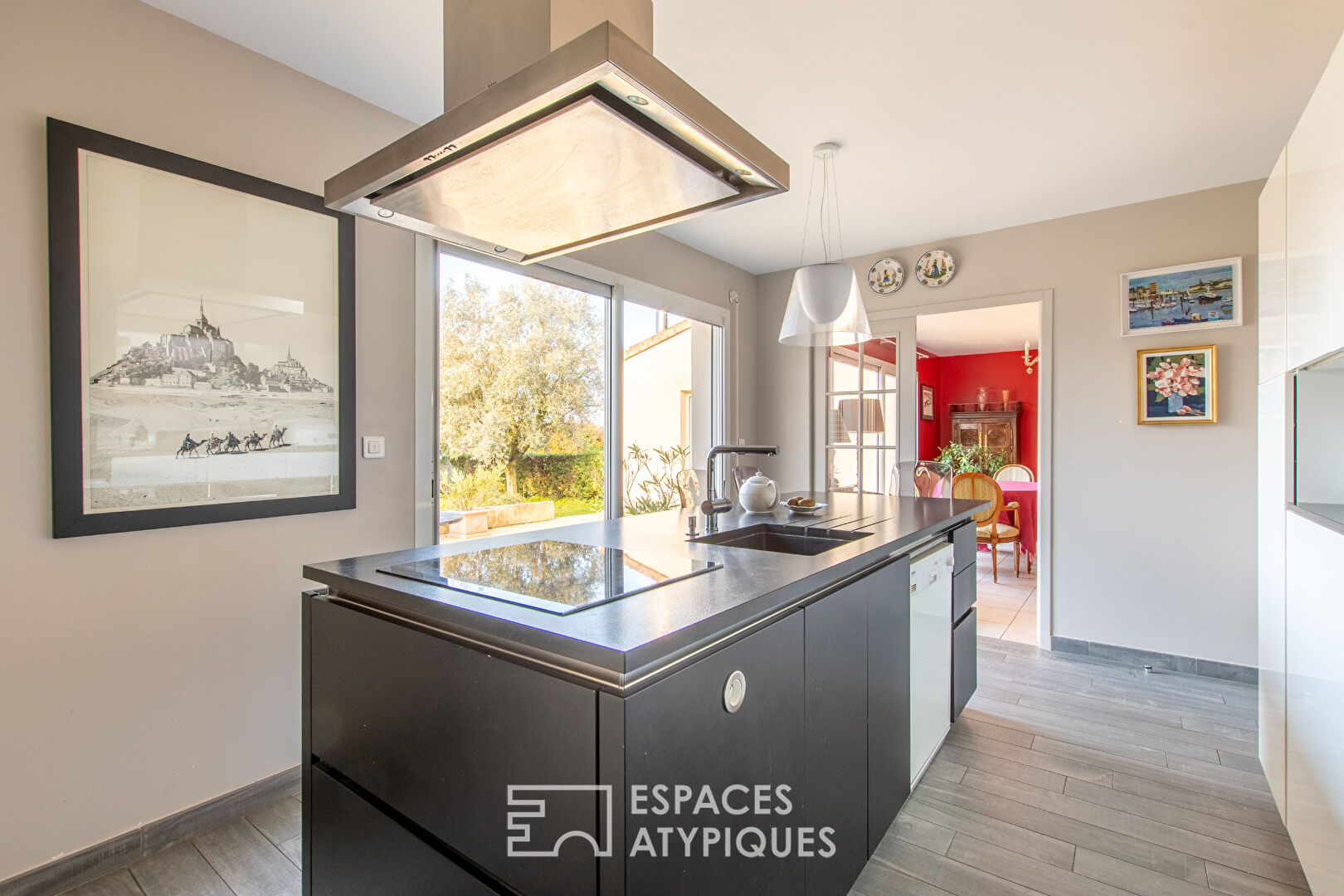 Élégante maison de style néo-provençal avec piscine