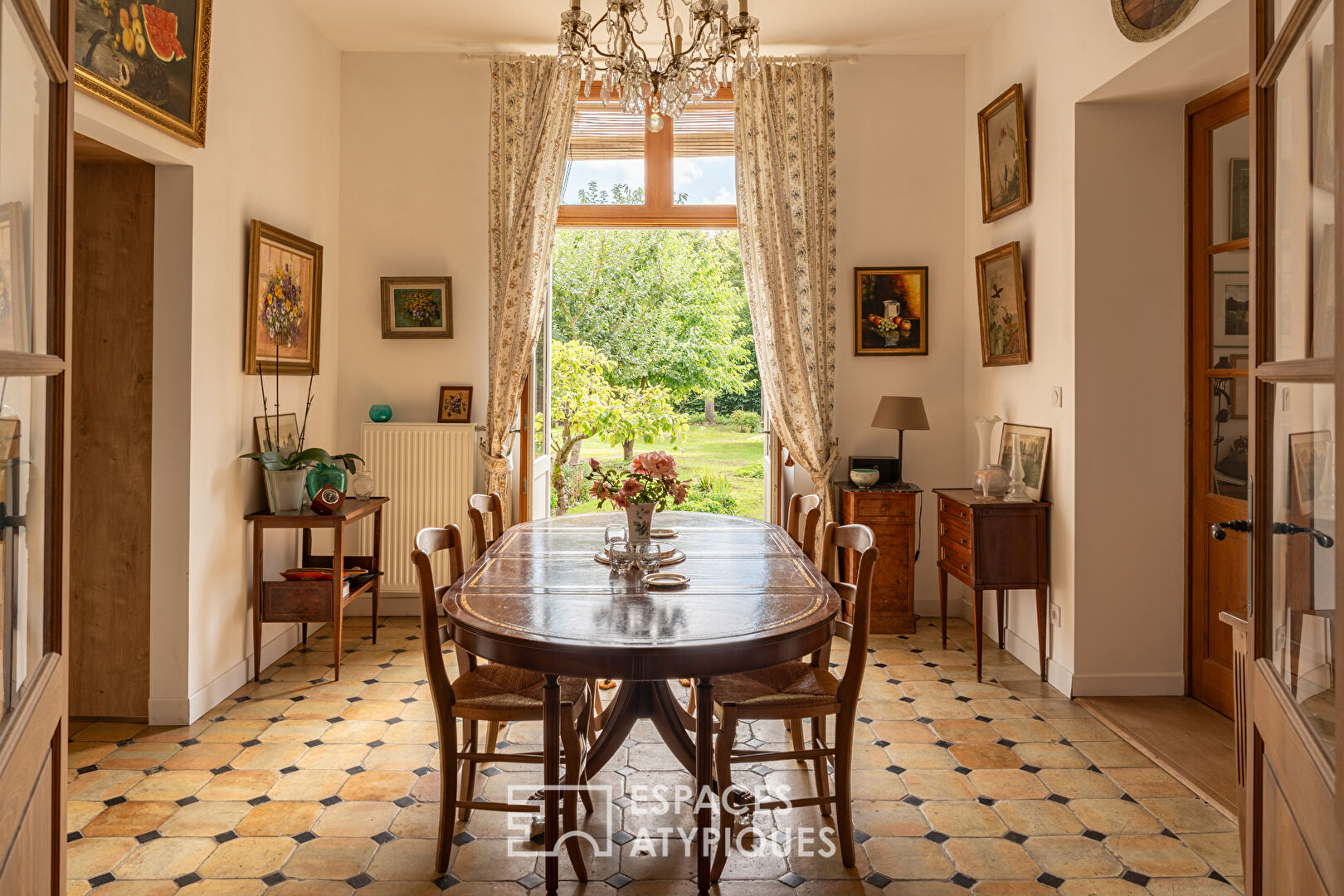 Maison de maître et dépendances dans un écrin de verdure