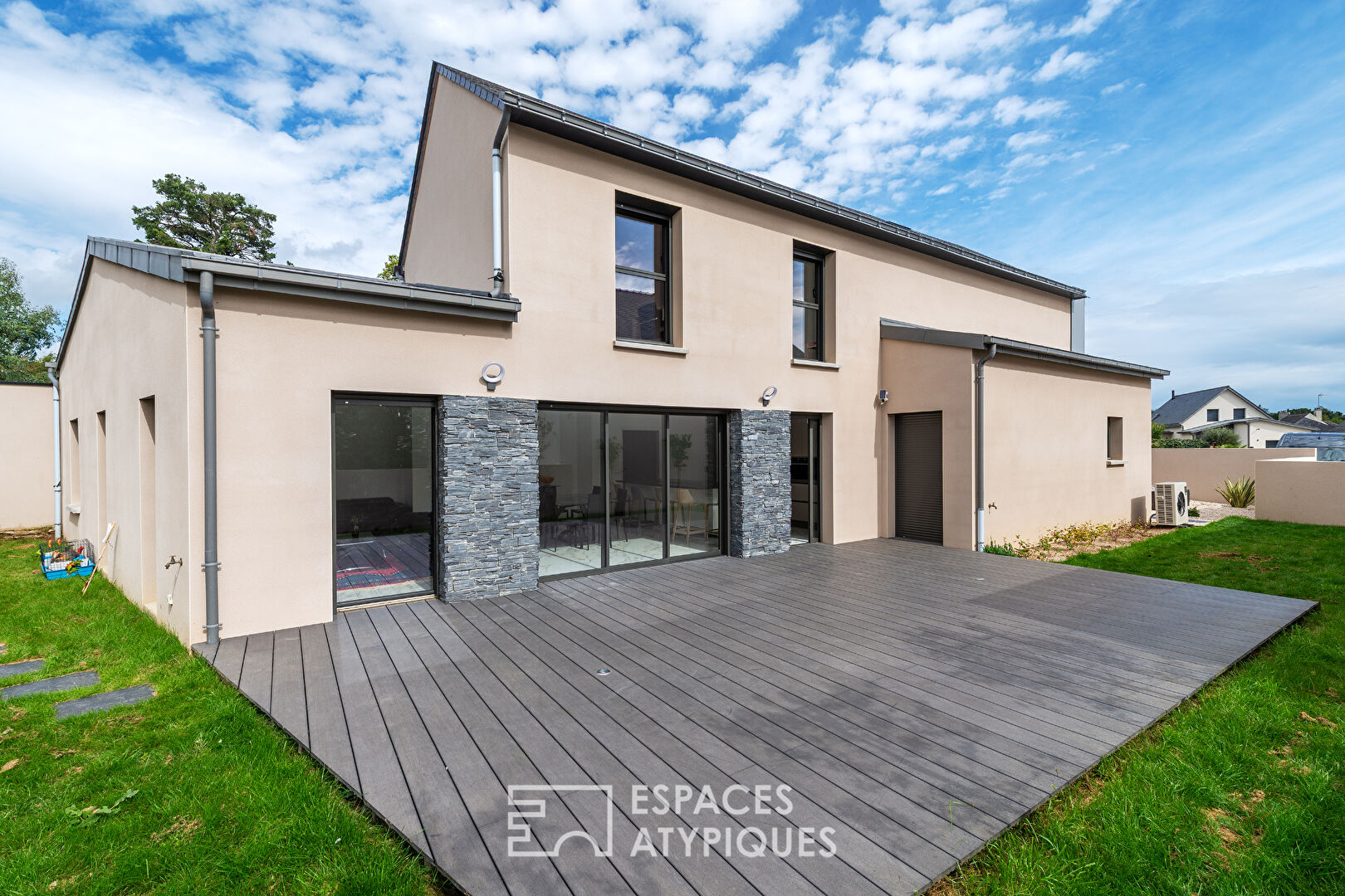 Photo Maison contemporaine, lignes claires et vie de famille - Bouchemaine Pruniers image 2/6