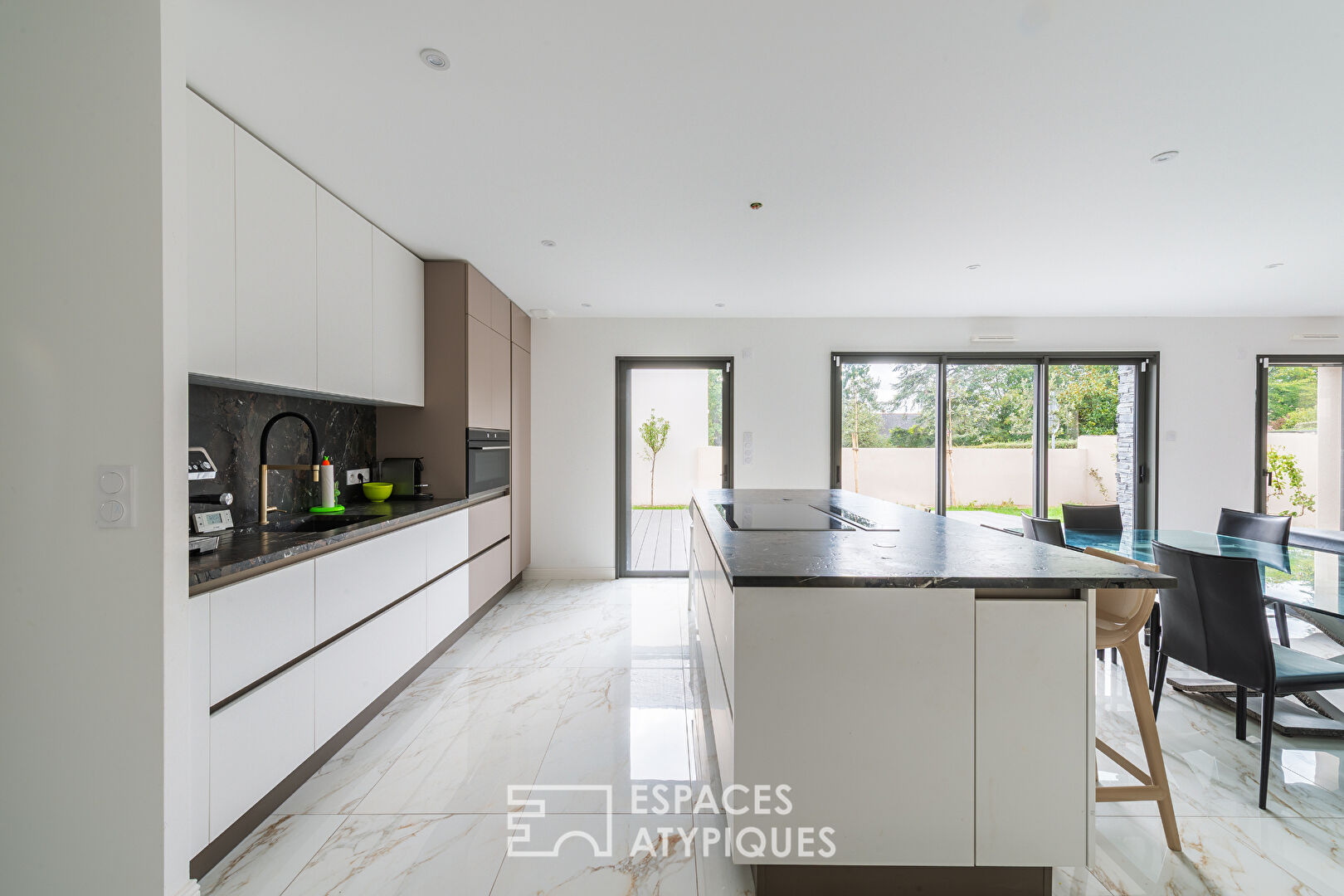 Photo Maison contemporaine, lignes claires et vie de famille - Bouchemaine Pruniers image 3/6