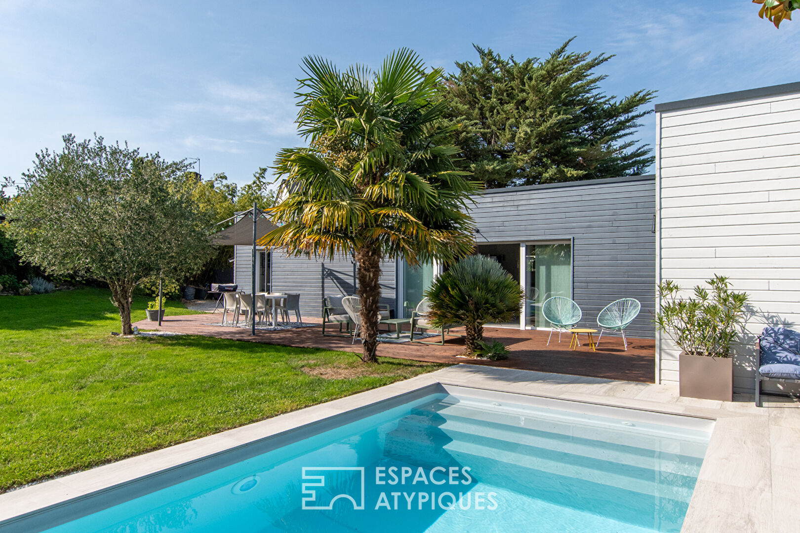 Maison contemporaine de plain-pied avec piscine et jardin paysagé à Bouchemaine