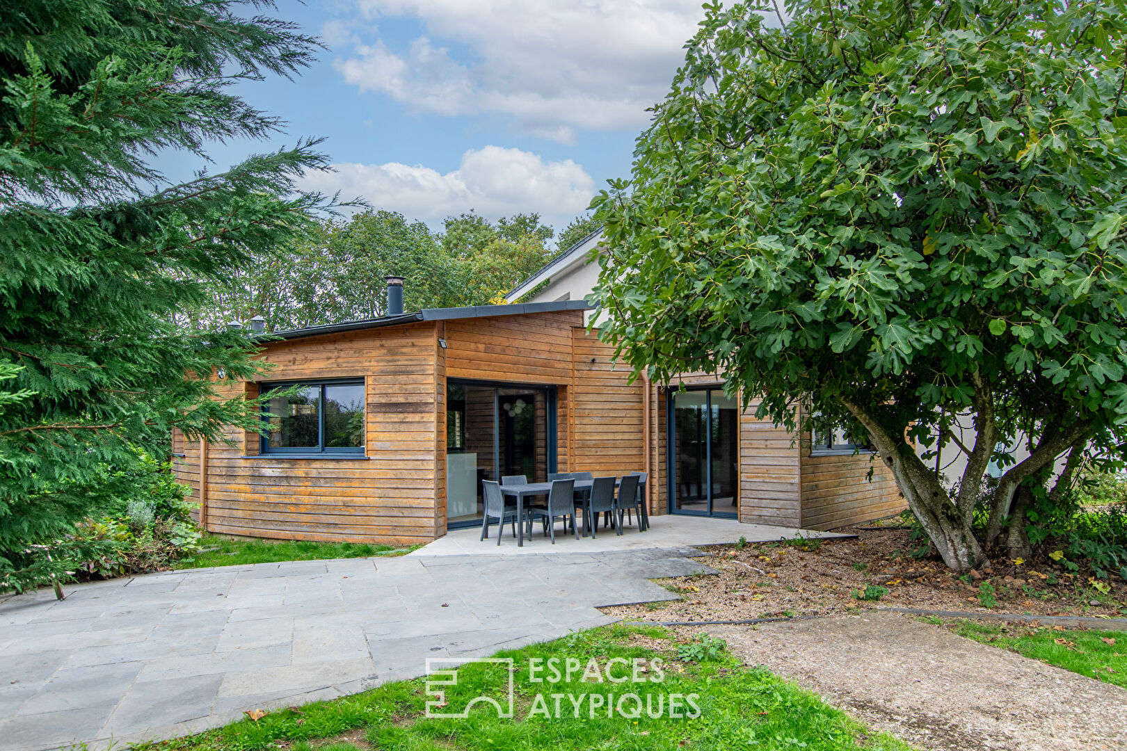 Photo Maison Familiale et son jardin verdoyant image 2/6