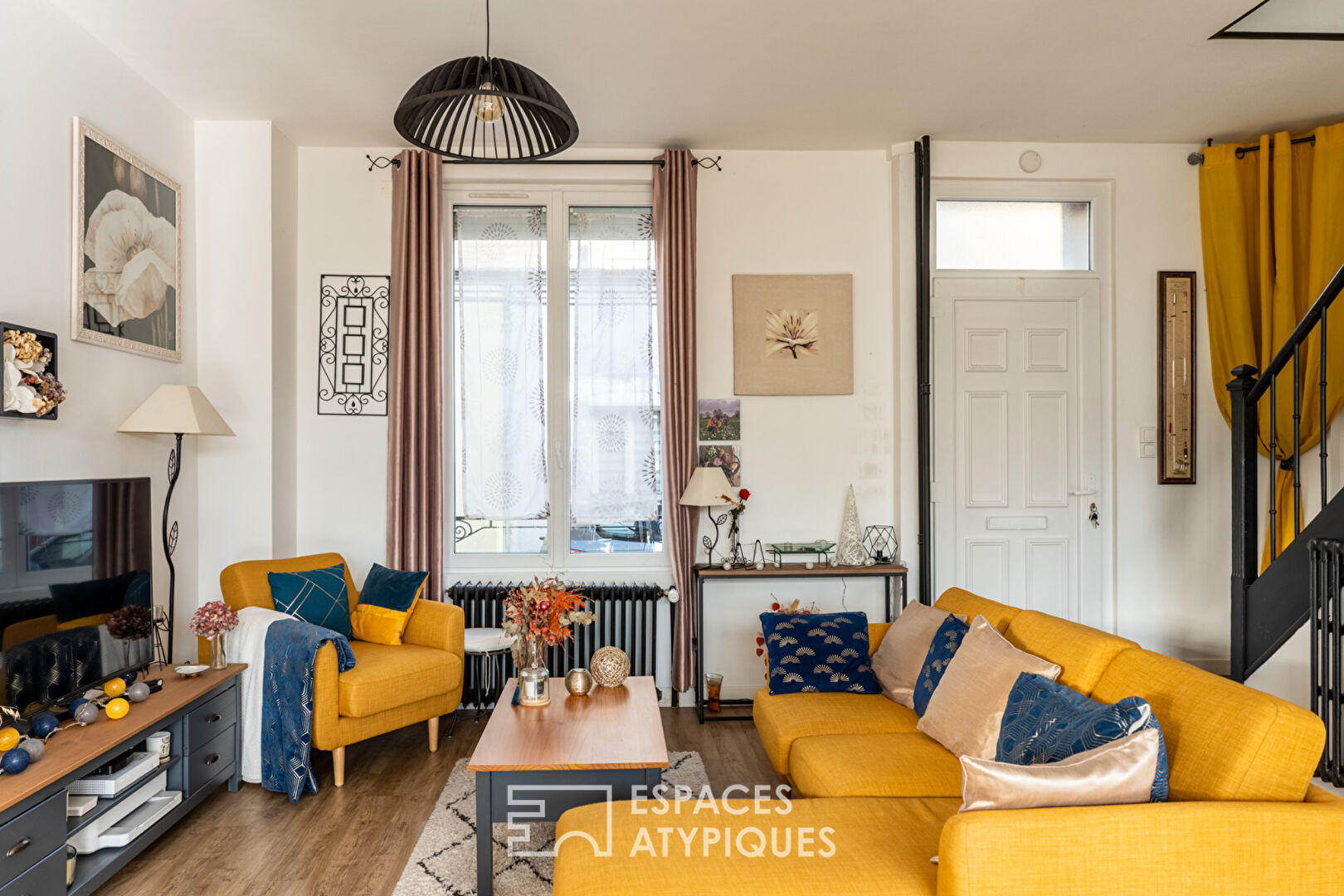 Maison lumineuse rénovée avec jardin et garage, quartier calme