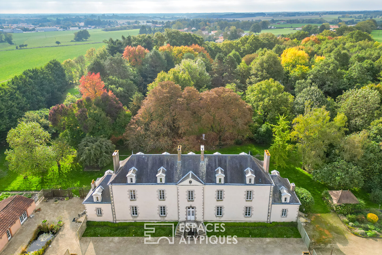 Demeure de prestige au coeur de son parc forestier