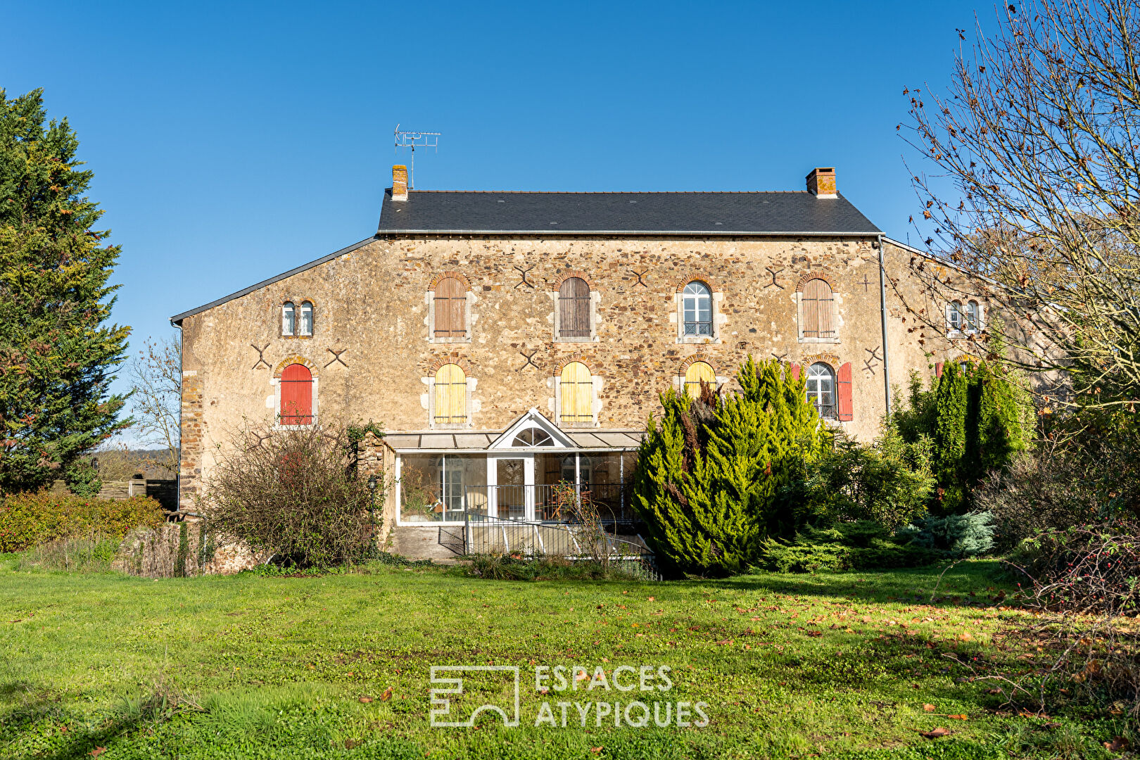 Ancien moulin de caractère et son mécanisme d'époque en pleine campagne